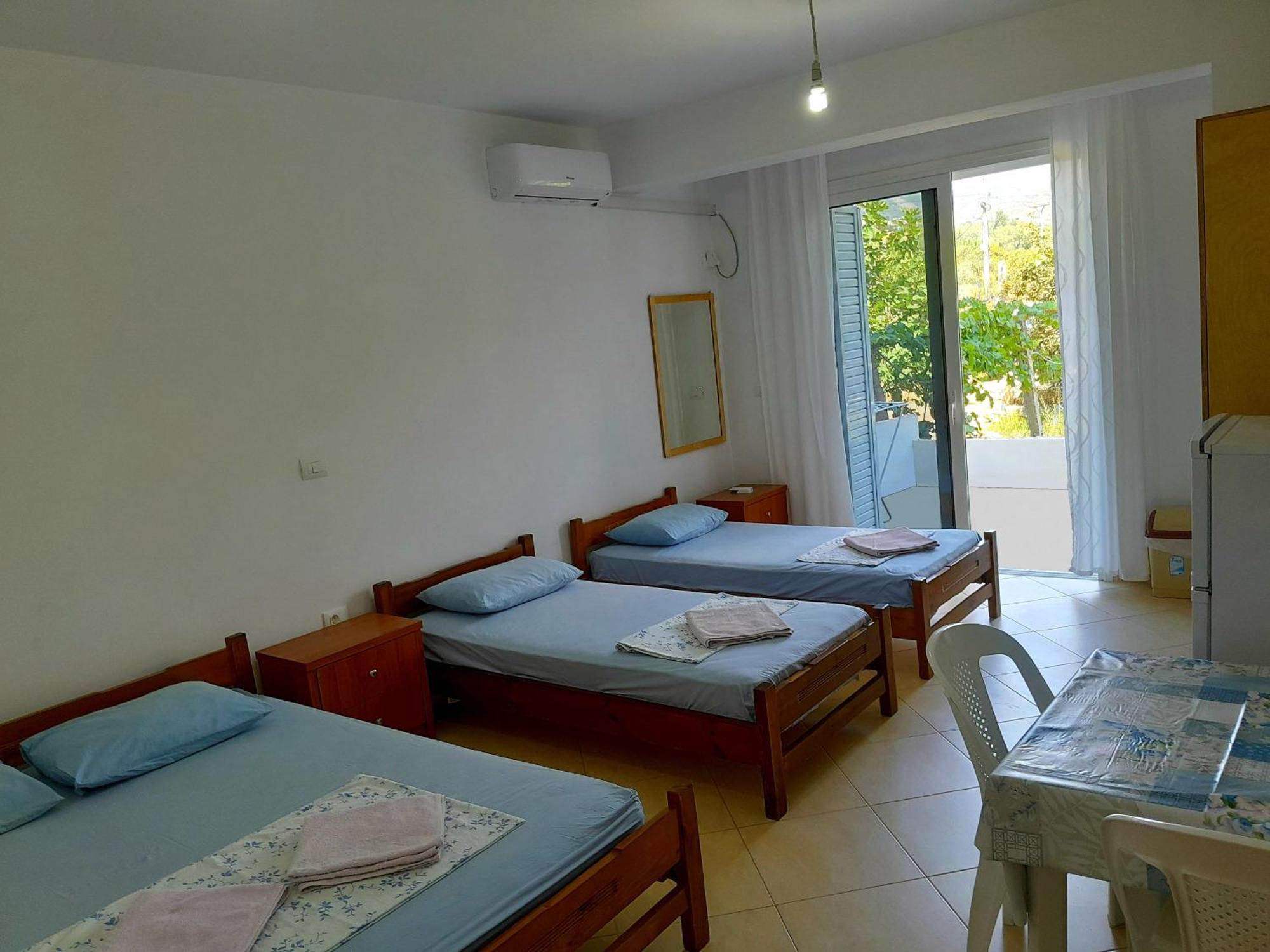 Spiro Guest House Himarë Eksteriør billede